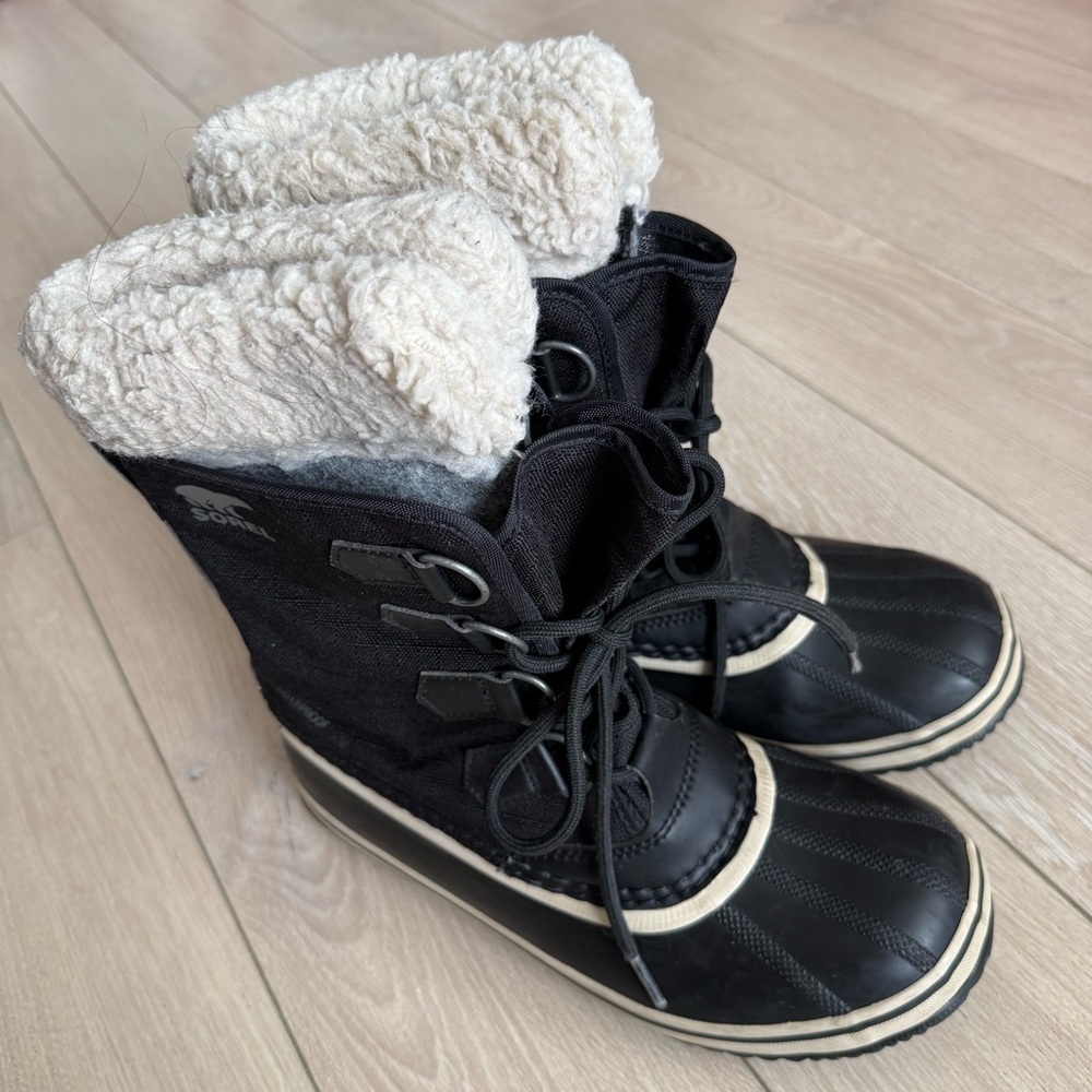 Sorel Waterproof Black and Cream Winter Boots Women’s Size 7